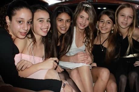 נערות מחייכות ומצולמות יחד בלימוזינה במהלך חגיגת בת מצווה נערות מחייכות ומצולמות יחד בלימוזינה במהלך חגיגת בת מצווה